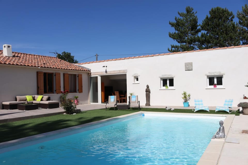 Patio, Swimming pool, Swimming pool