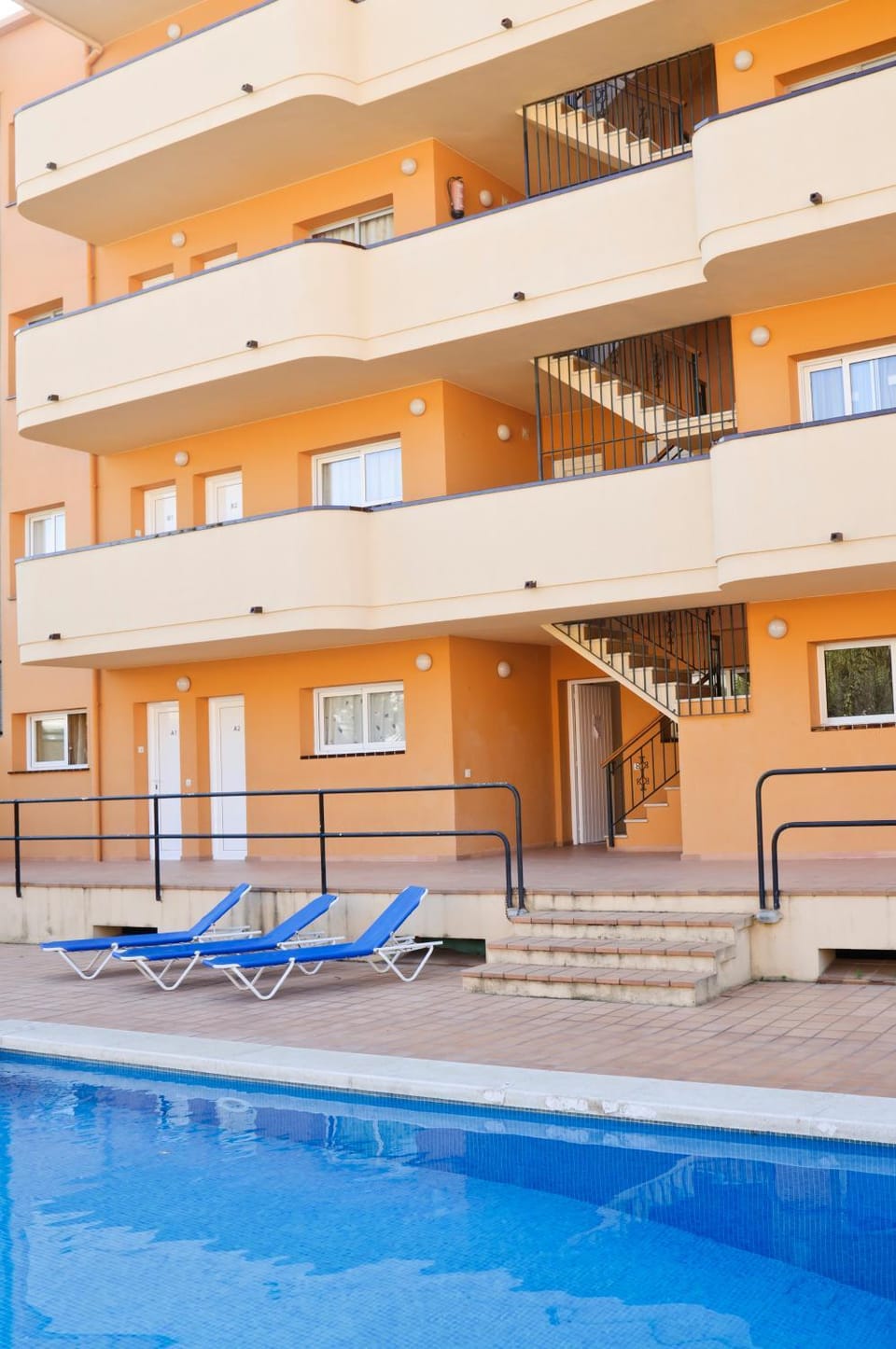 Patio, Swimming pool, sunbed