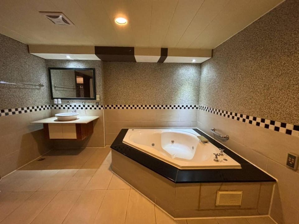 Bathroom, Bath, towels