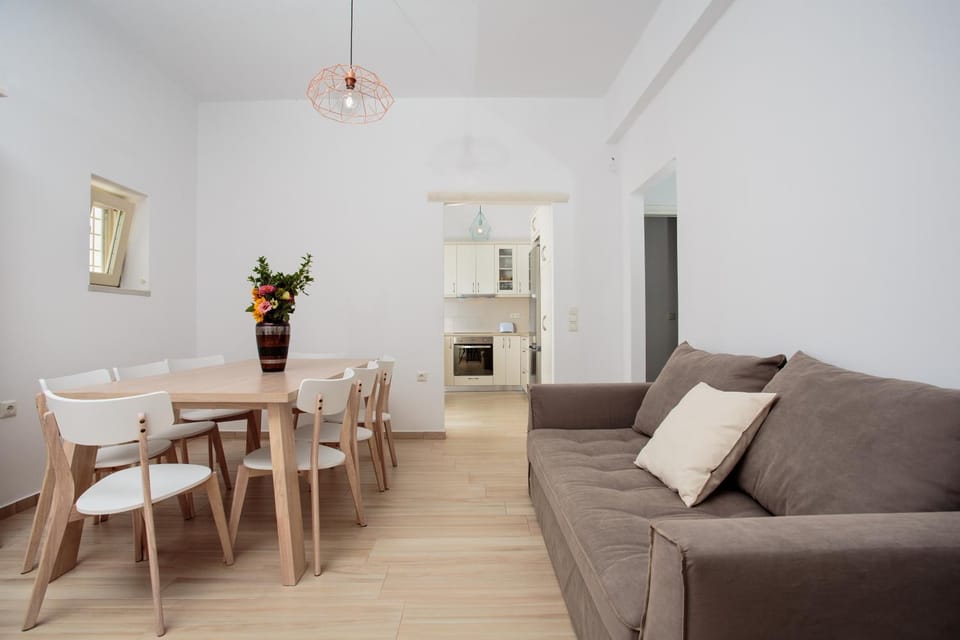 Kitchen or kitchenette, Seating area, Dining area