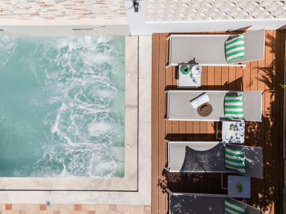 Swimming pool, sunbed