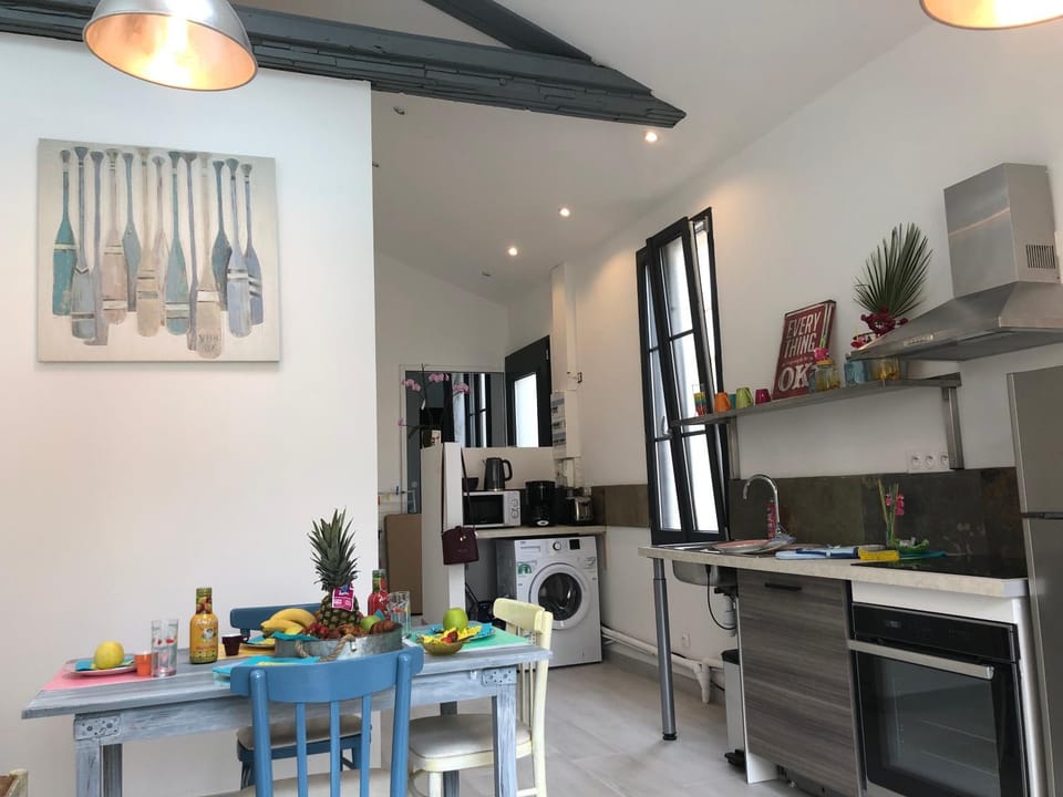 Kitchen or kitchenette, Dining area