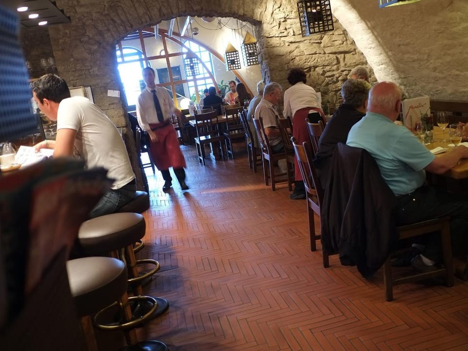 Restaurant/places to eat, Day, Lounge or bar, group of guests