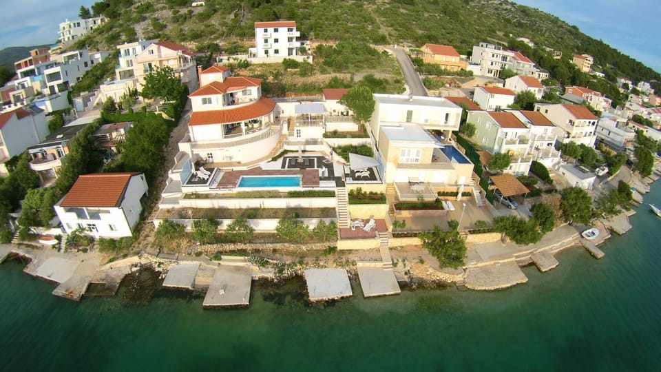 Property building, Nearby landmark, Day, Neighbourhood, Bird's eye view, Beach, Sea view, Street view, Swimming pool, Location