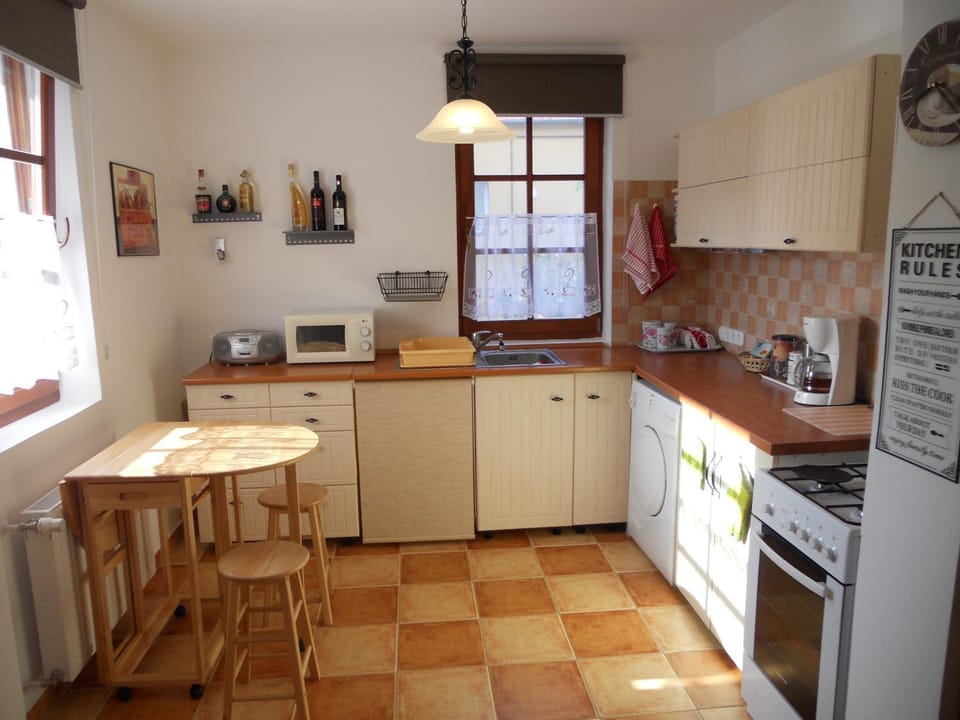 Coffee/tea facilities, Kitchen or kitchenette, Dining area