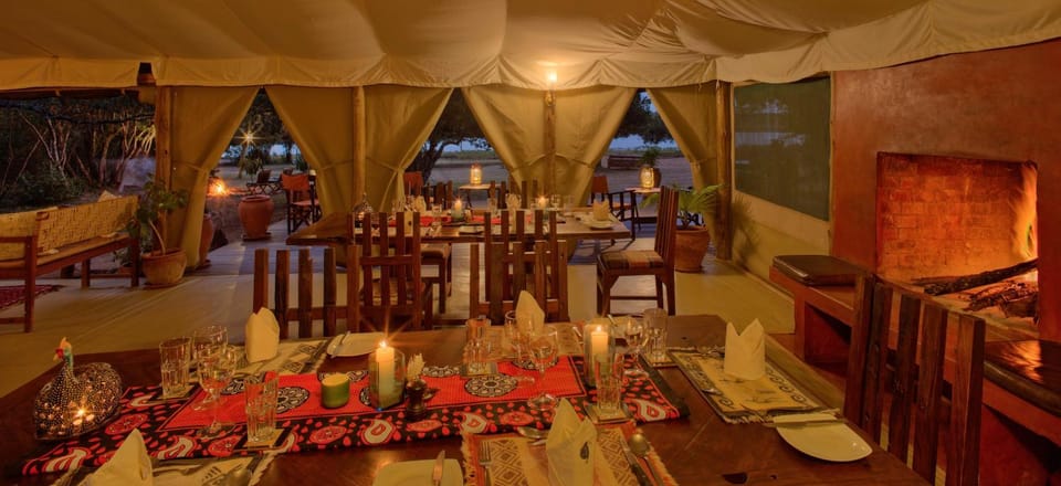 Restaurant/places to eat, Lounge or bar, Food and drinks, Dining area, Food