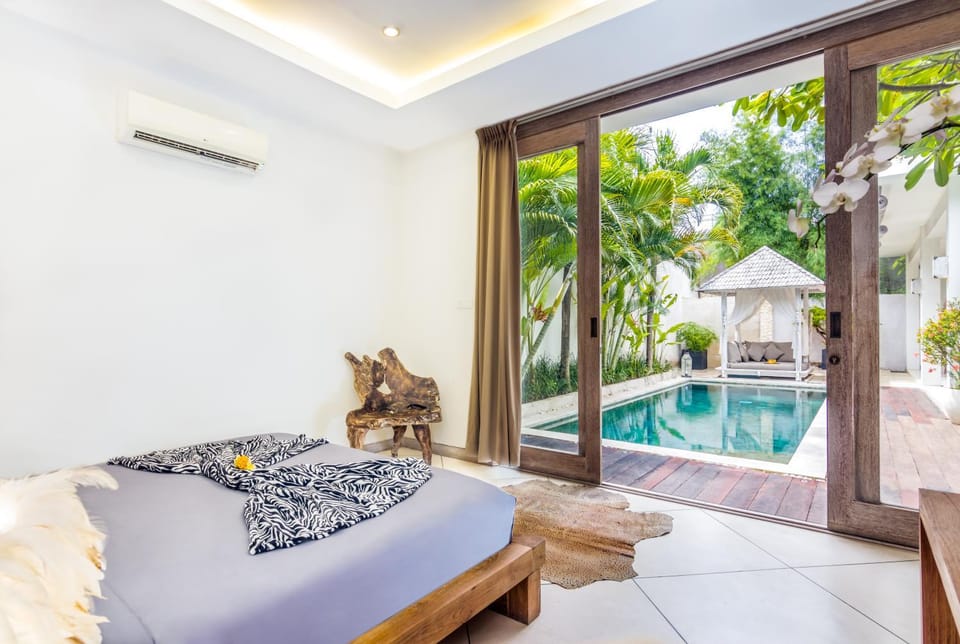 Bedroom, Swimming pool, Swimming pool