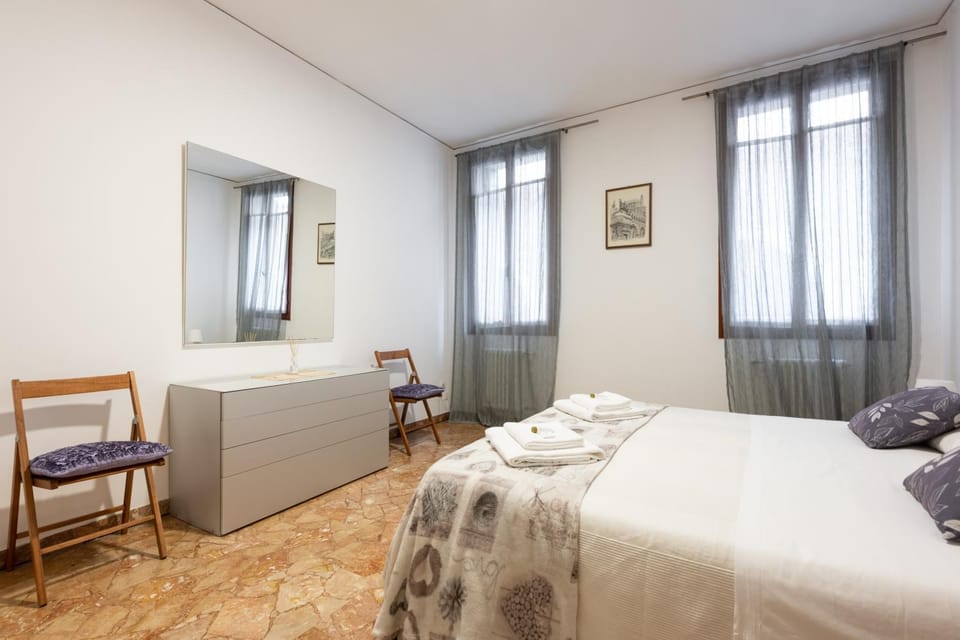 Bed, Photo of the whole room, Bedroom, hair dresser, towels