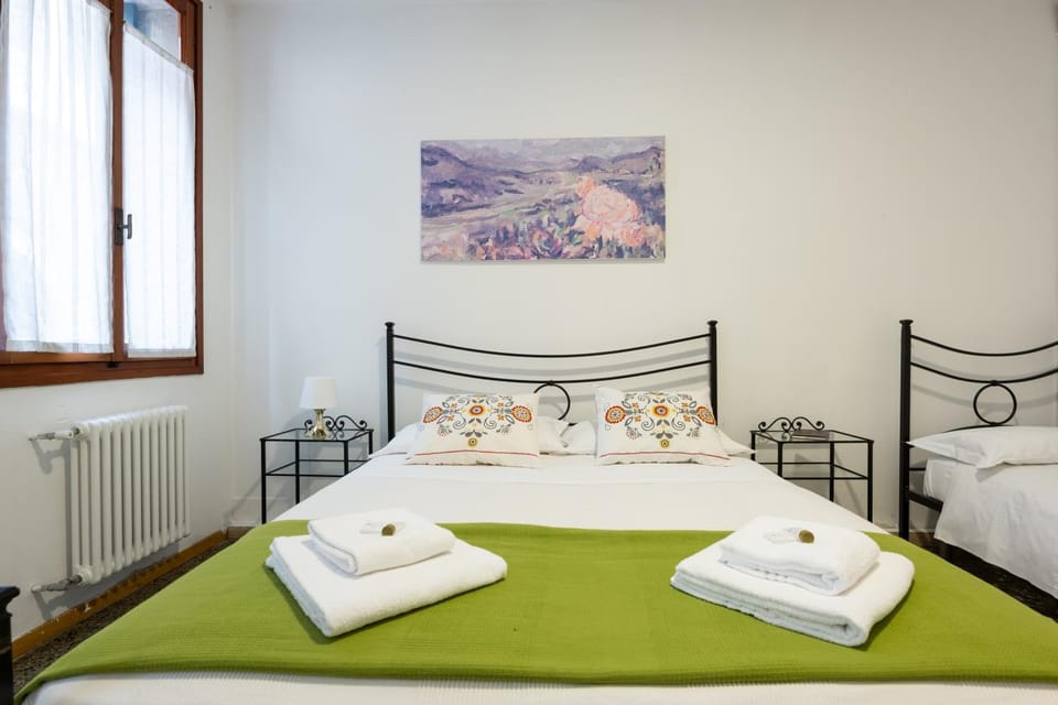 Bed, Photo of the whole room, Bedroom, towels