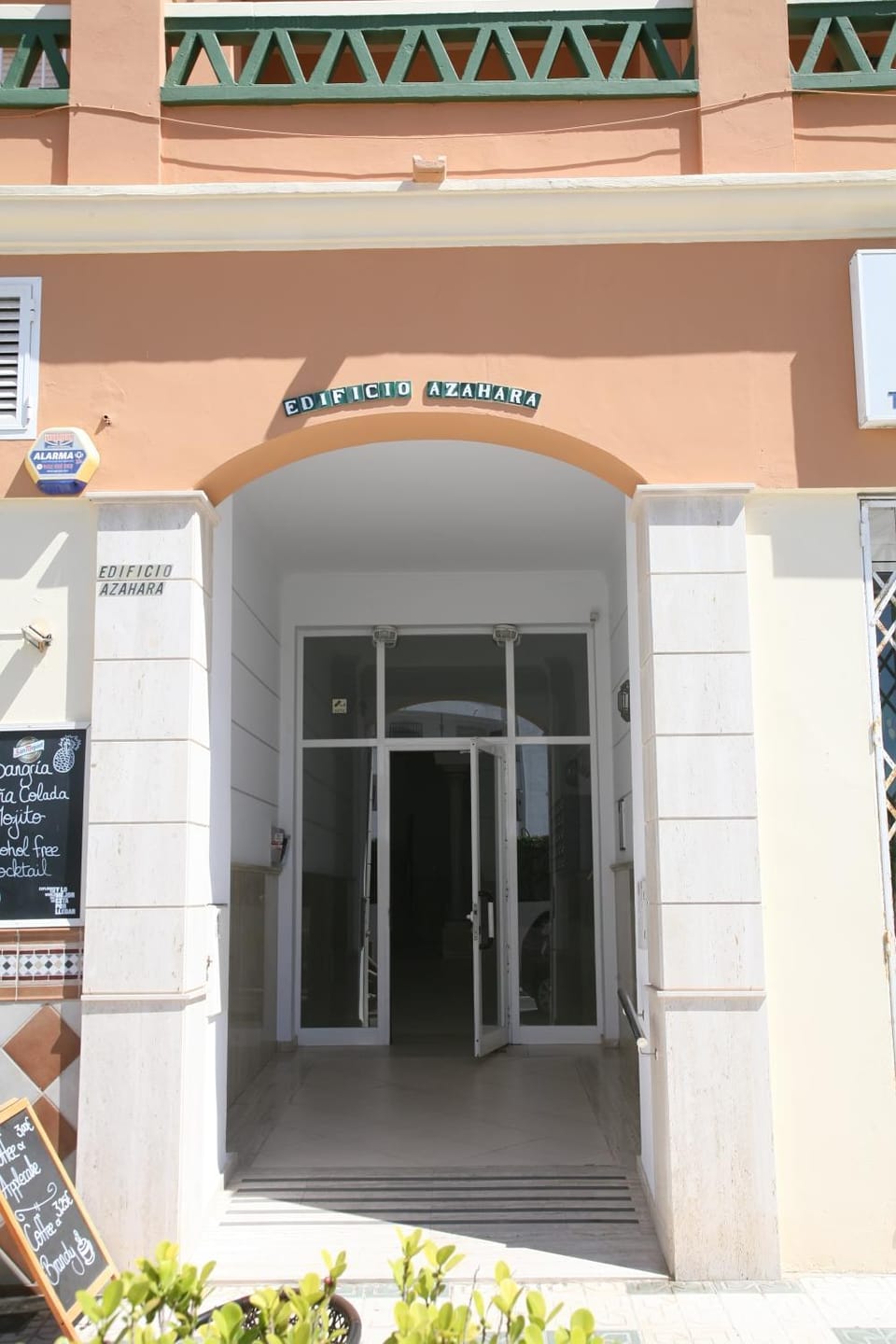 Facade/entrance