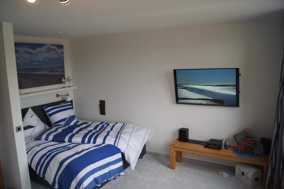 Bed, TV and multimedia, Living room, Photo of the whole room, Bedroom