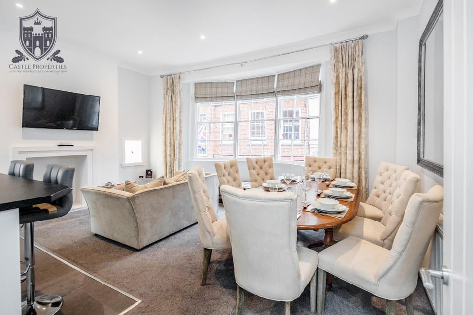 View (from property/room), Living room, Dining area, City view, Landmark view, Street view, Meals