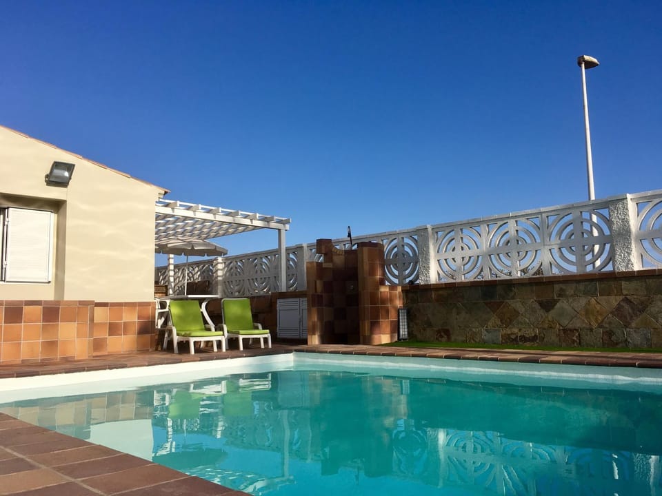 Swimming pool, sunbed