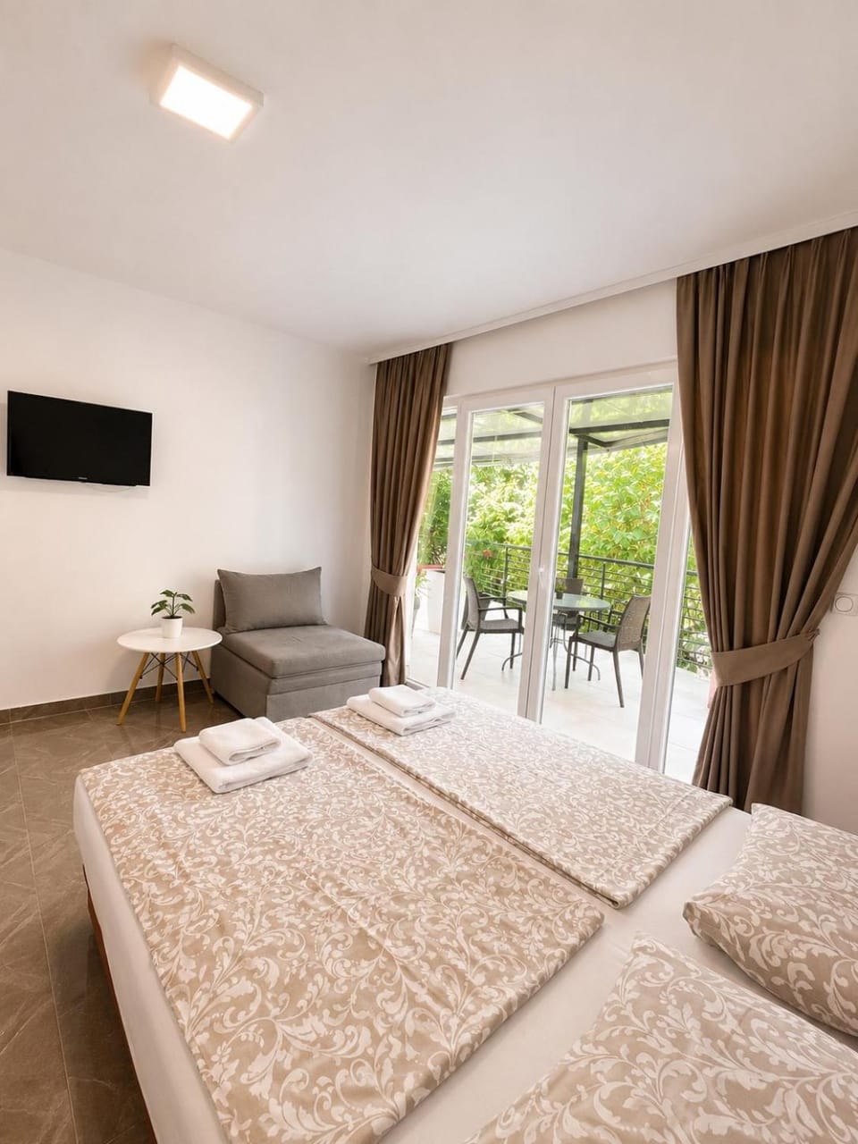 Bed, Photo of the whole room, Seating area