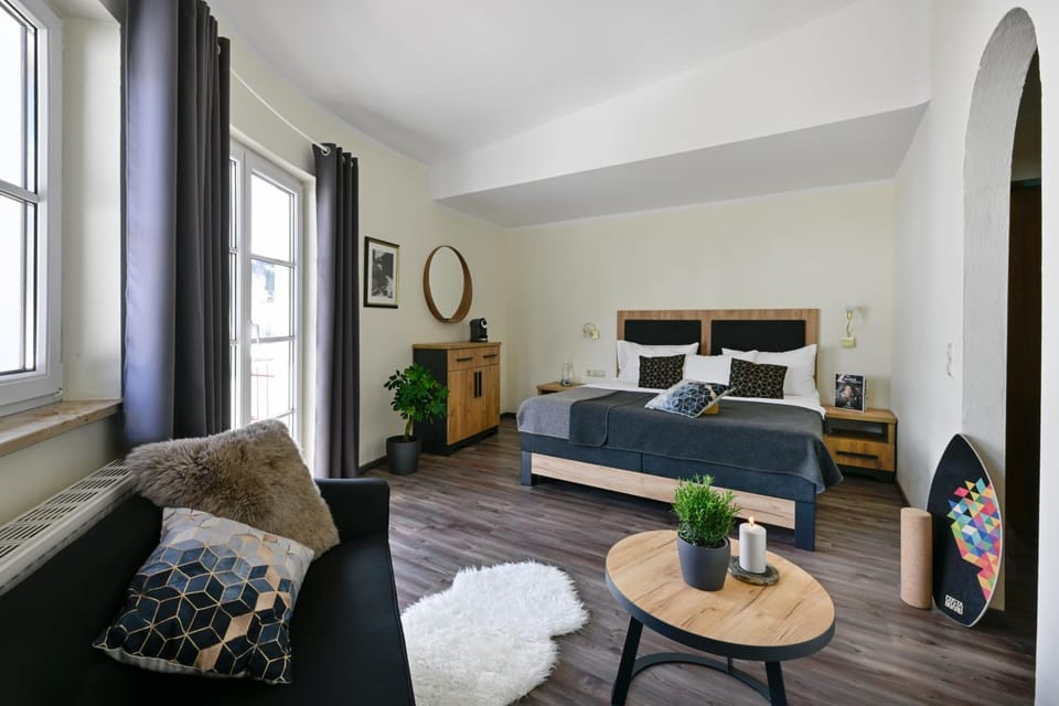 Bed, Photo of the whole room, Seating area, Bedroom