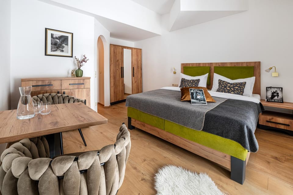 Bed, Photo of the whole room, Seating area, Bedroom