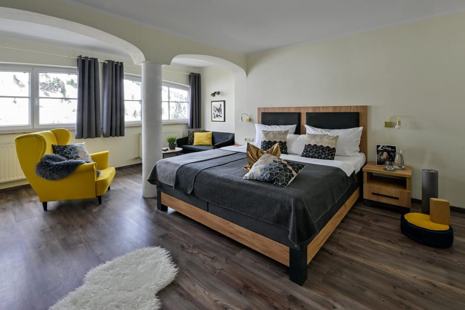 Bed, Photo of the whole room, Seating area, Bedroom