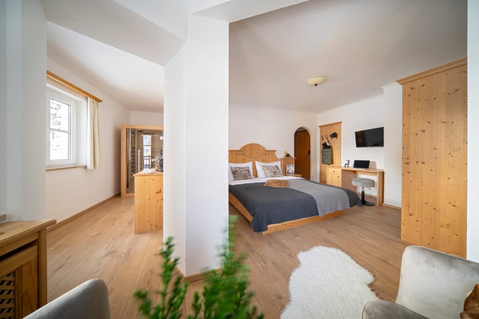 Bed, Photo of the whole room, Seating area, Bedroom