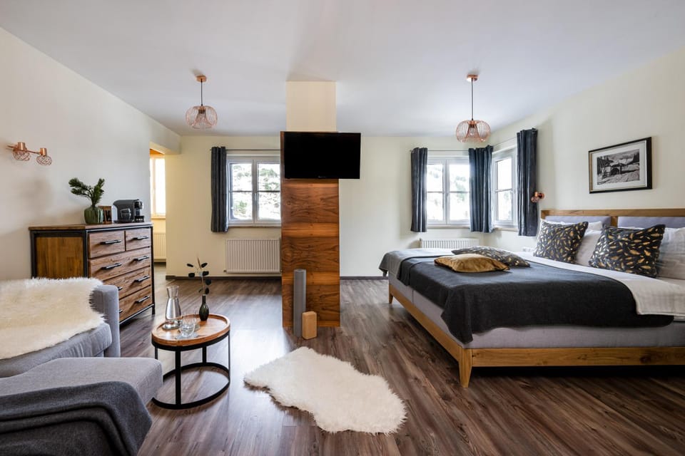 Bed, Photo of the whole room, Seating area, Bedroom
