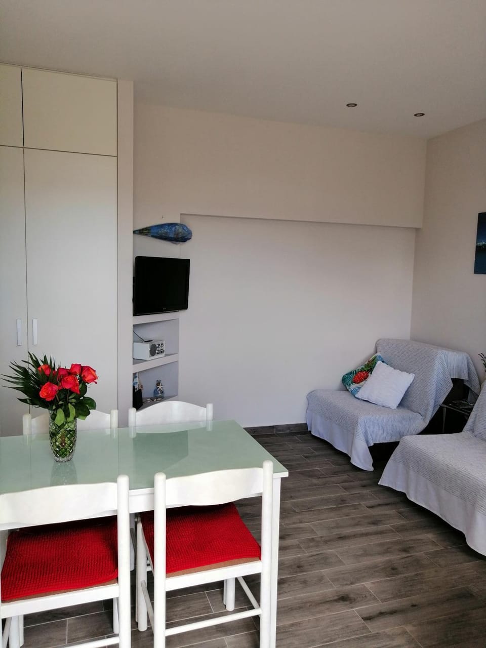 TV and multimedia, Living room, Seating area, Dining area