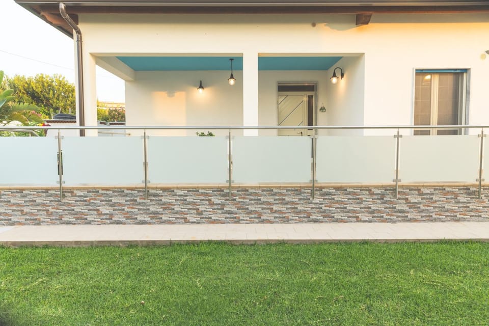 Patio, Facade/entrance, Garden, Balcony/Terrace, Garden view