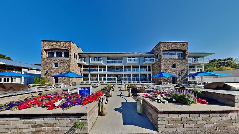 Put-In-Bay Waterfront Condo #108 House in South Bass Island