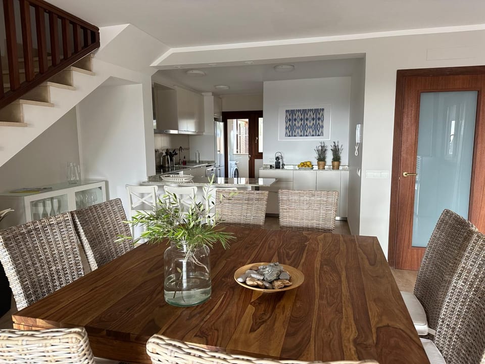 Kitchen or kitchenette, Seating area, Dining area
