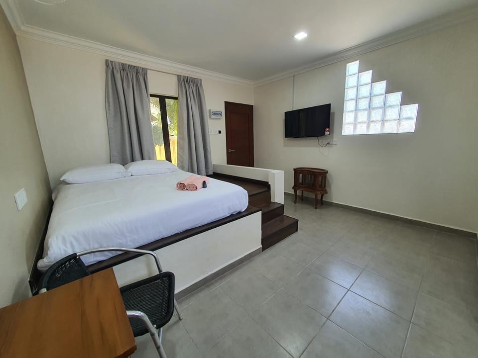 Bed, TV and multimedia, Photo of the whole room, Bedroom