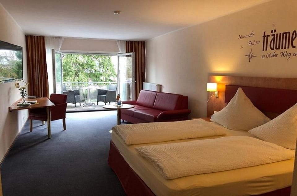 Bed, Photo of the whole room, Seating area, Bedroom