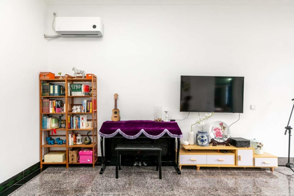 Communal lounge/ TV room, Library, TV and multimedia, Living room, Seating area, Evening entertainment, air conditioner