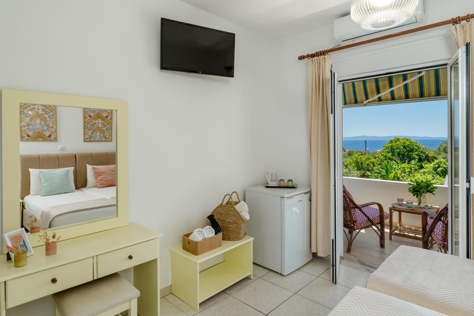 Bed, TV and multimedia, View (from property/room), Balcony/Terrace, Bedroom, Sea view