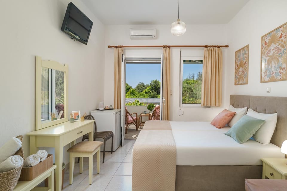 Bed, TV and multimedia, Balcony/Terrace, Photo of the whole room, Seating area, Bedroom, air conditioner