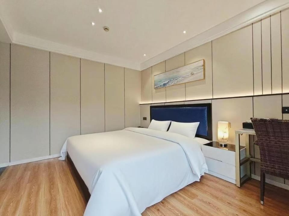 Bed, Photo of the whole room, Seating area, Bedroom