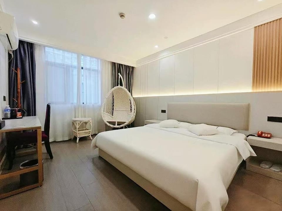 Bed, TV and multimedia, Living room, Photo of the whole room, Seating area, Bedroom