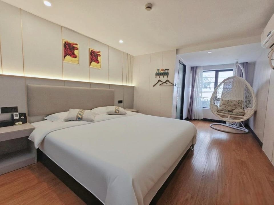 Bed, Photo of the whole room, Bedroom, air conditioner