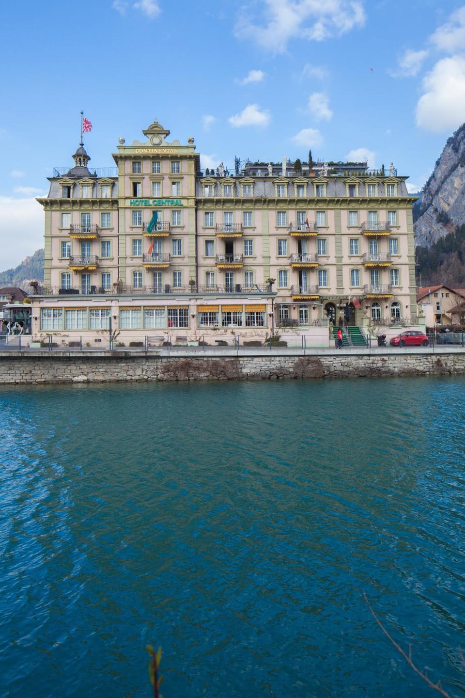 Property building, Nearby landmark, Facade/entrance, Activities, Mountain view, River view