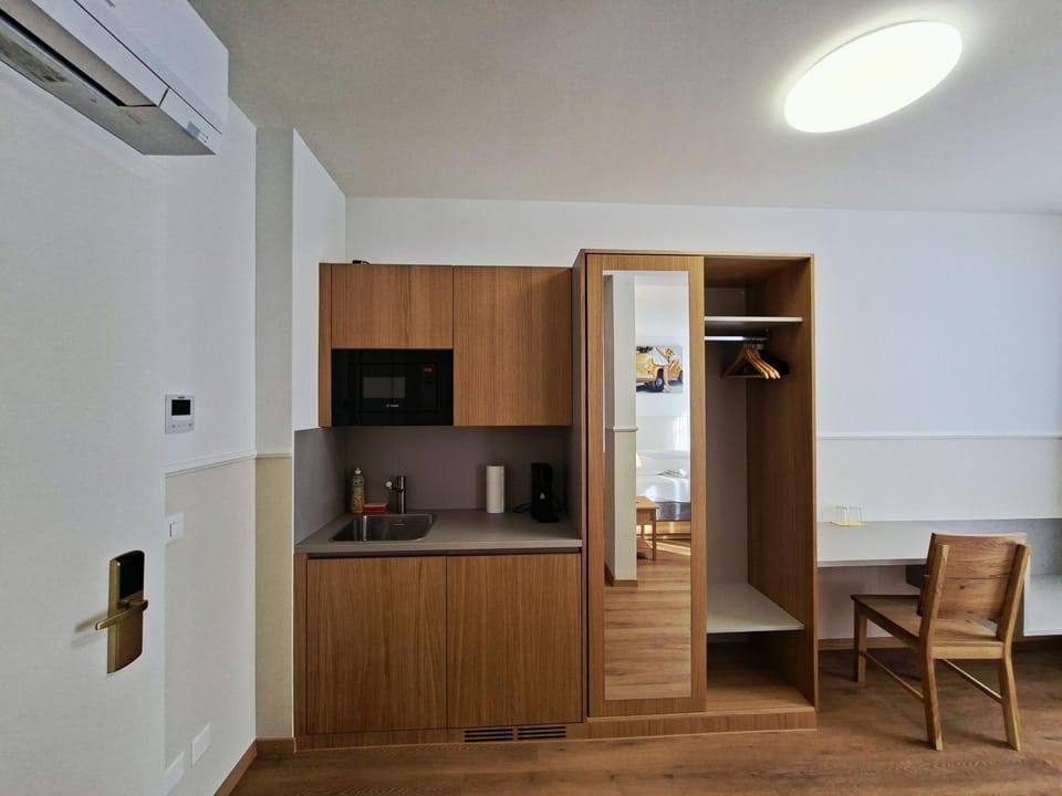 Kitchen or kitchenette, minibar