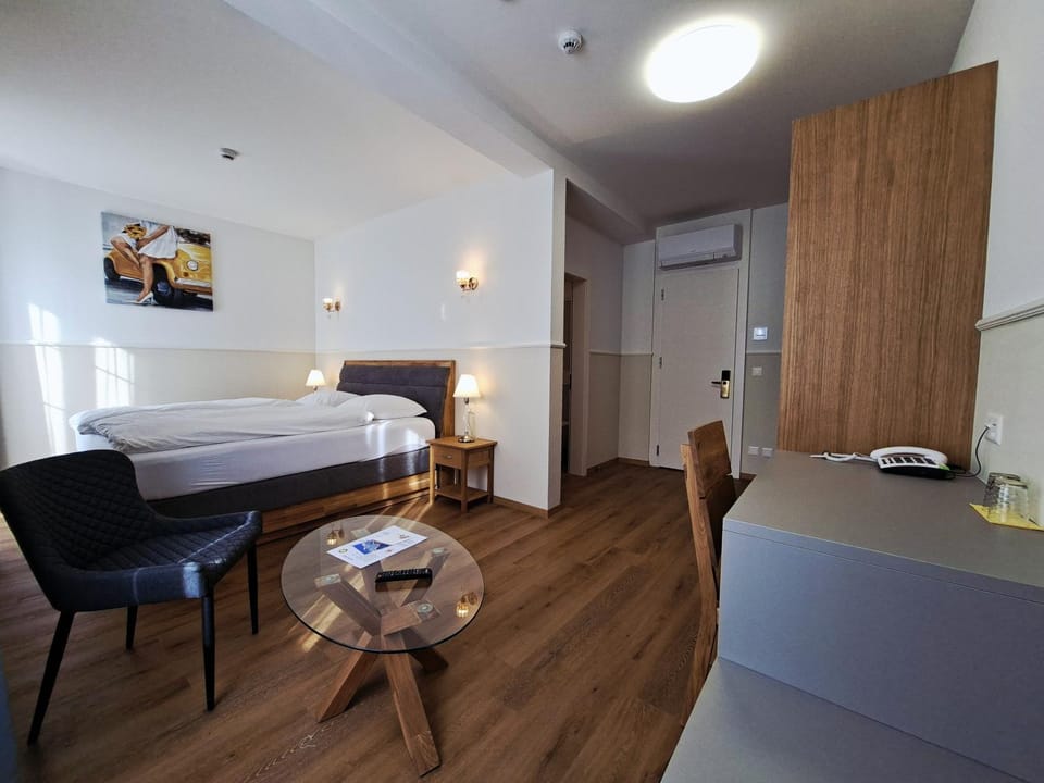 Bed, Photo of the whole room, Seating area, Bedroom, wardrobe