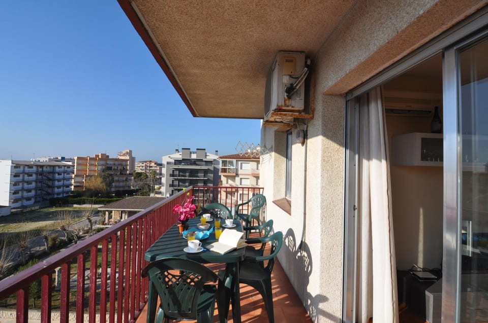 View (from property/room), Balcony/Terrace, Dining area, Street view