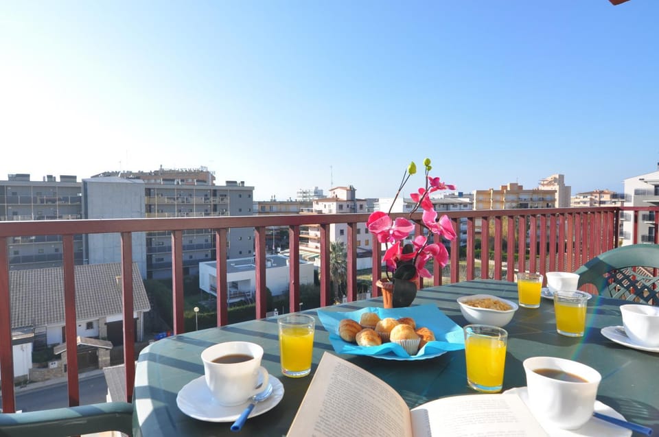 View (from property/room), Balcony/Terrace, City view