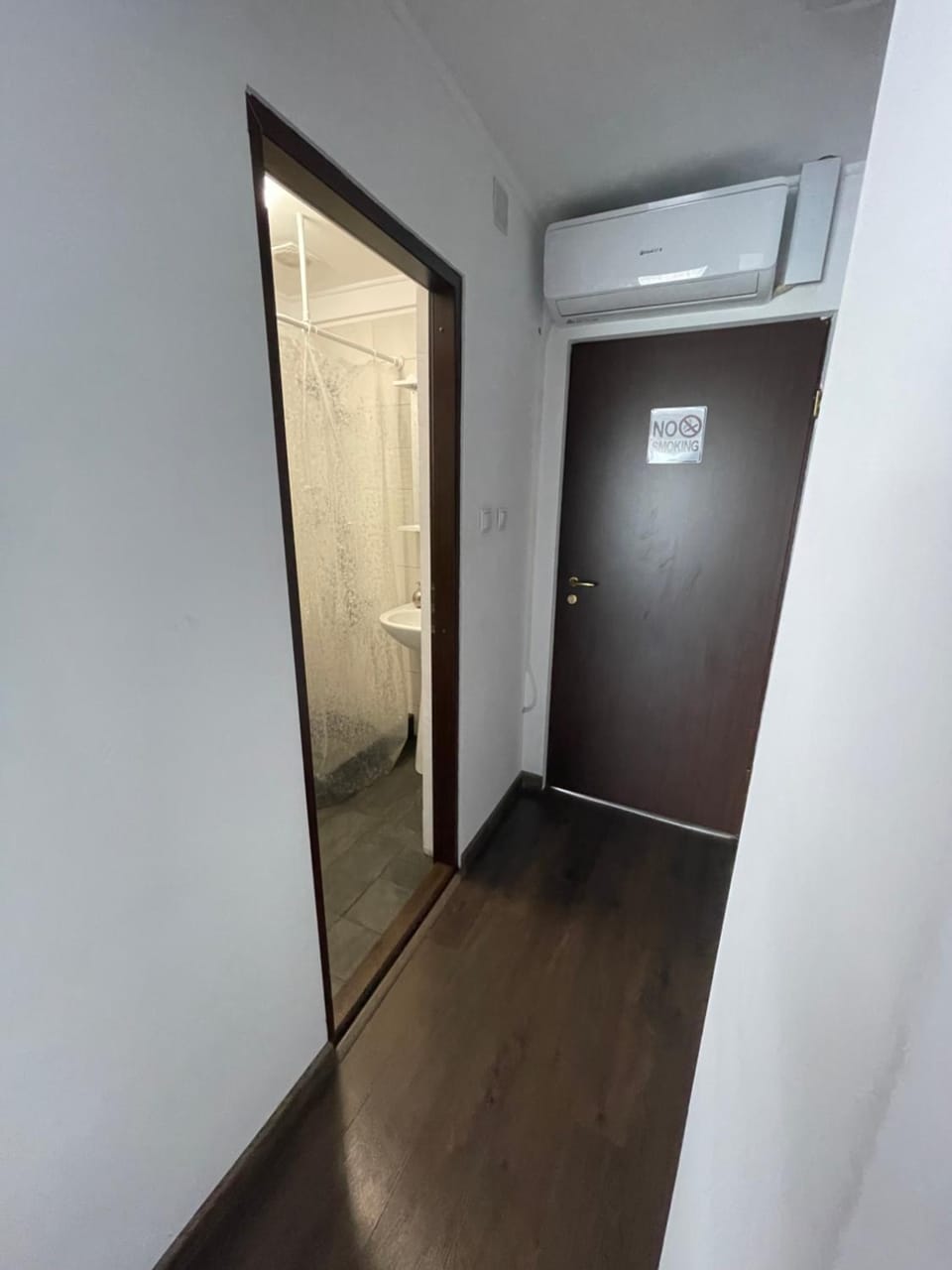 Bathroom, air conditioner
