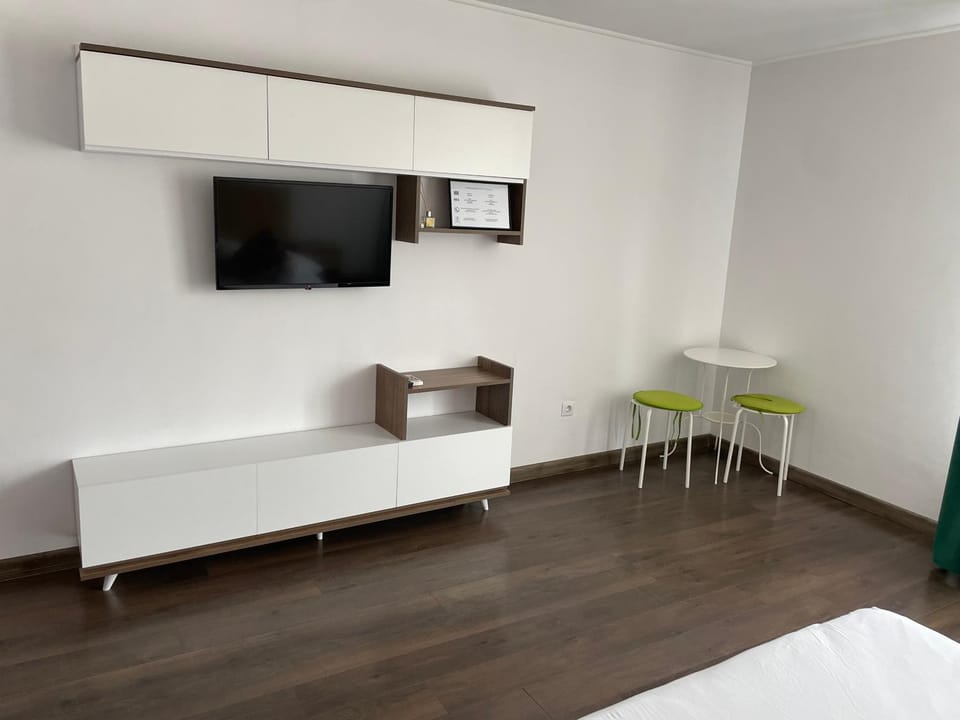 TV and multimedia, Photo of the whole room, Bedroom