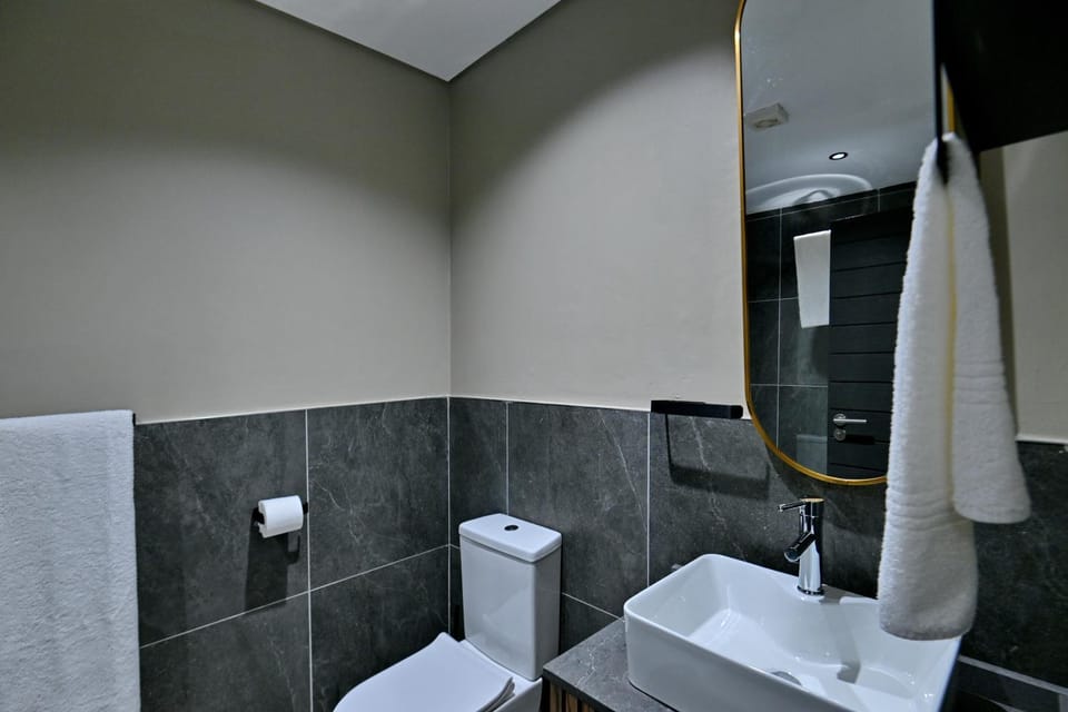 Shower, Toilet, Bathroom, towels