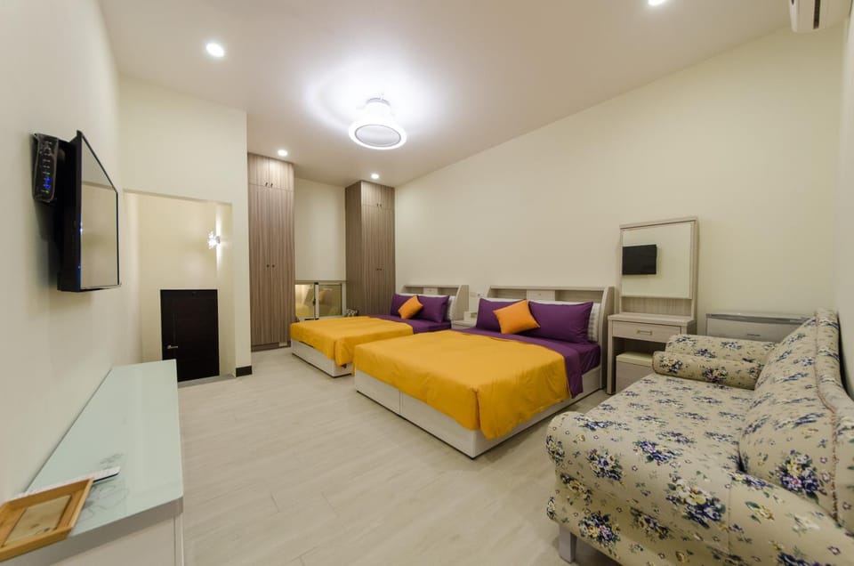 Photo of the whole room, Decorative detail, bunk bed