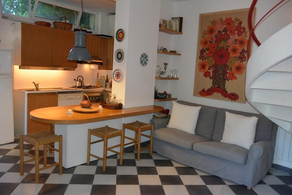 Kitchen or kitchenette, Seating area, Dining area