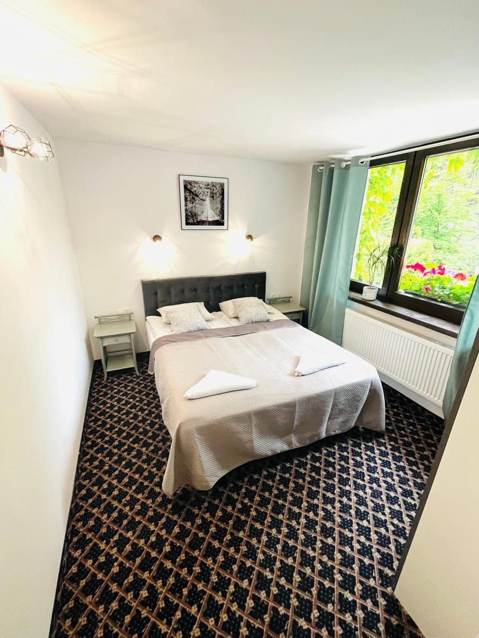 Bed, Photo of the whole room, Seating area