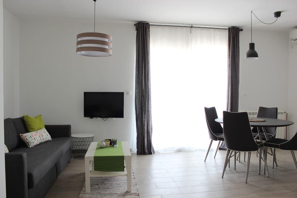 TV and multimedia, Living room, Seating area, Dining area