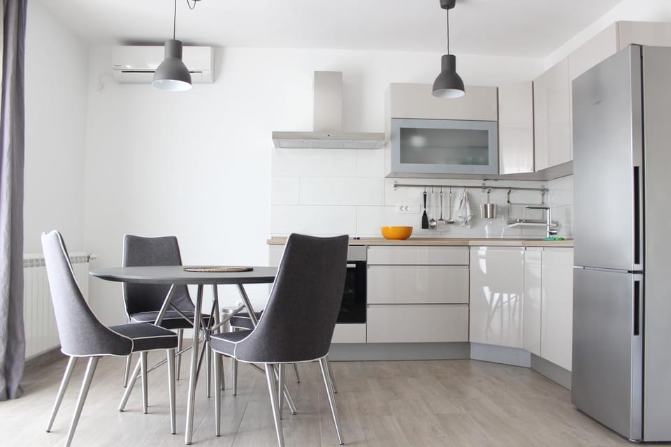 Kitchen or kitchenette, Seating area, Dining area, oven