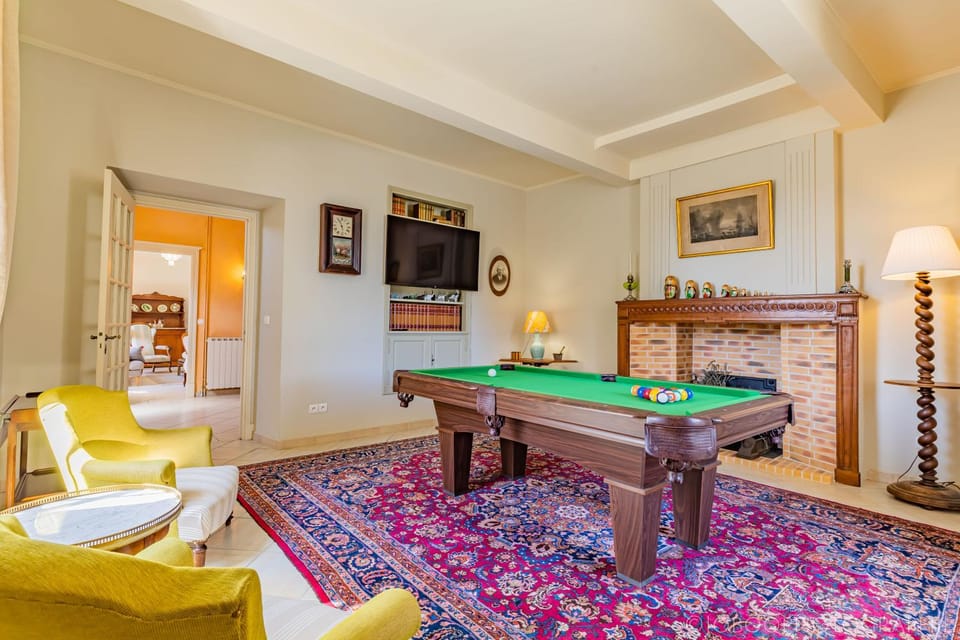 Communal lounge/ TV room, Billiard, Billiard, Game Room, TV and multimedia, Living room