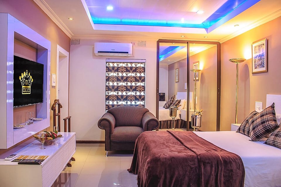 Property logo or sign, TV and multimedia, Photo of the whole room, Seating area, Bedroom